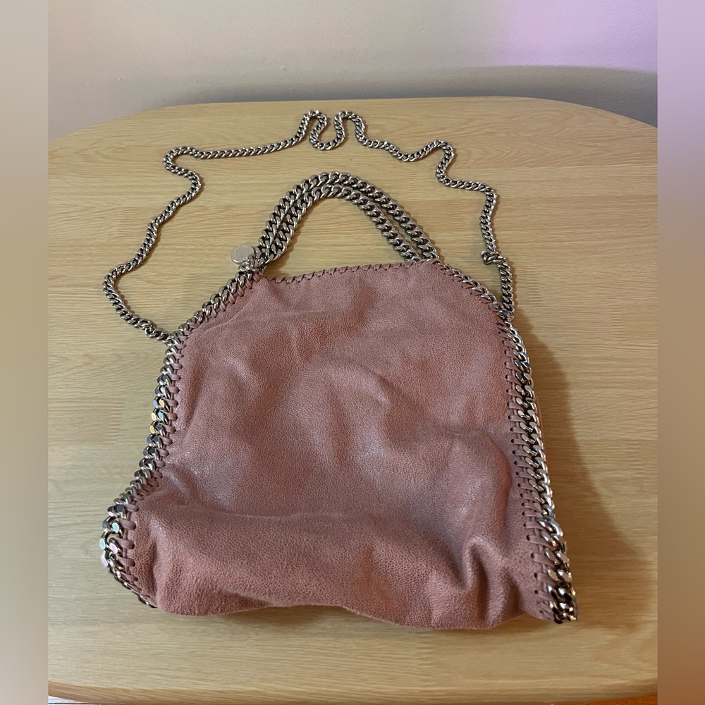 STELLA puts chains on bags!